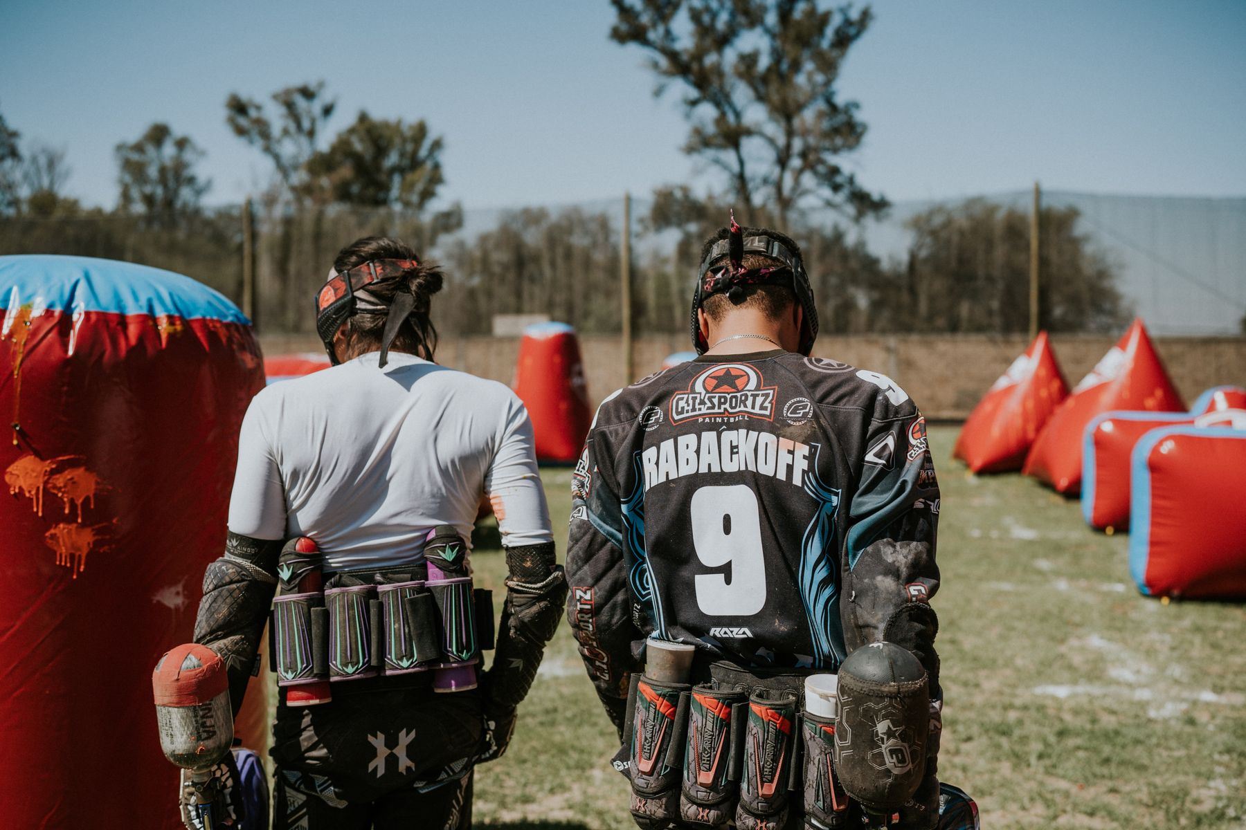 Jogadores num campo de paintball